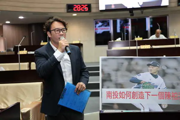 南投縣議員簡千翔和林儒暘要求縣府充實棒球場的設備