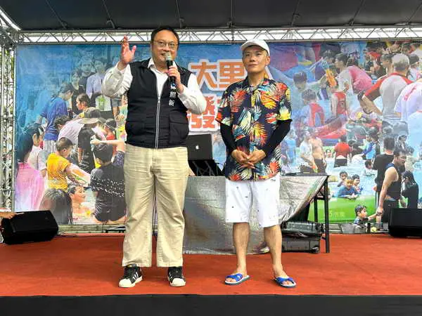 大里人潑水節消暑登場