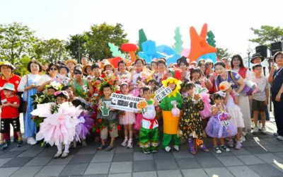 全民設計散步日-《花田衣秀|花漾行》 王縣長身穿花卉色彩服裝 走上田尾步道