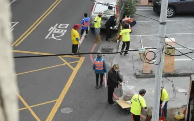 建立美家園四維里里長呂昶峯率領志工里民一起來打掃環境深受好評