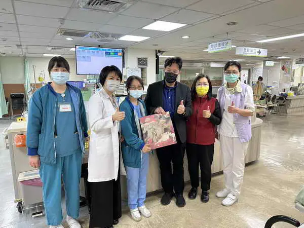 林慶豐年初二慰勞臺中醫院醫護辛勞