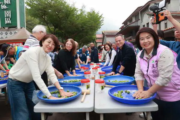 南投梅子節推廣在地鮮食許淑華縣長與民眾手作青梅