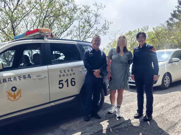 執勤途中遇外籍美女求助