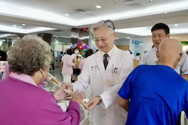 中榮迎母親節 75歲抗癌志工獻舞展活力1