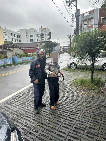 一場雨 一份溫情 斗六警守護長者平安1