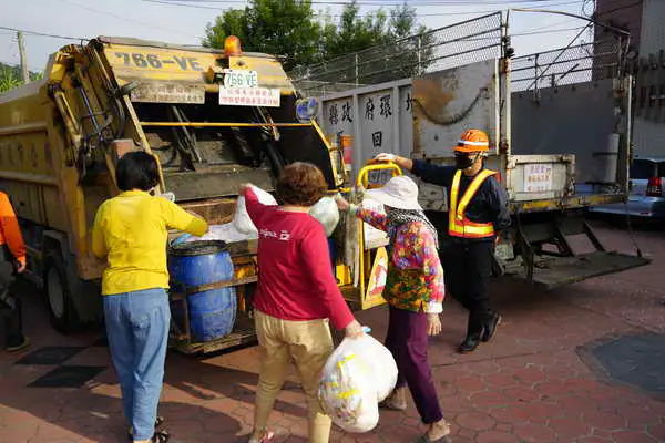 清潔隊推動玻璃紙類單獨回收 不透明垃圾袋破袋檢查1