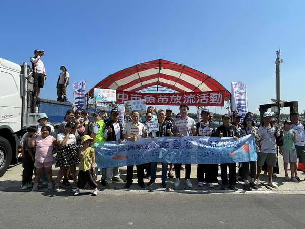復育海洋新希望 中市農業局舉辦魚苗放流活動 永續台中藍海岸1