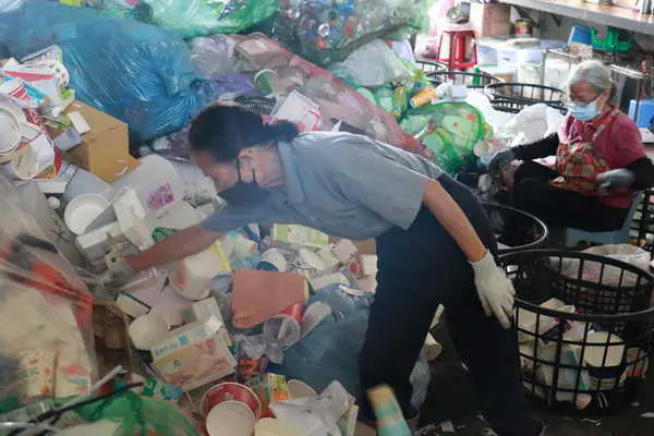 照顧環保志工 中慈推運動操活絡筋骨1
