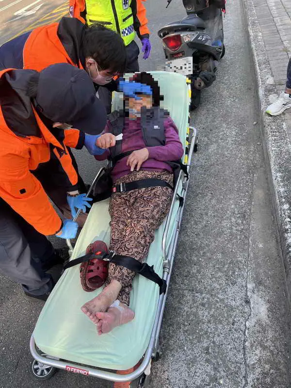 買菜老婦身體不適跌傷不起 中興暖警即刻救援送醫1