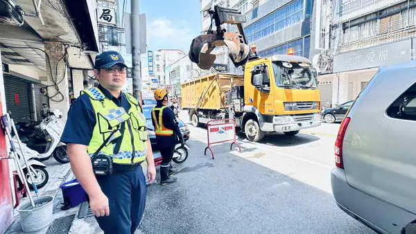 斗六警聯手清潔隊執行清道還路於民 保障交通安全順暢1