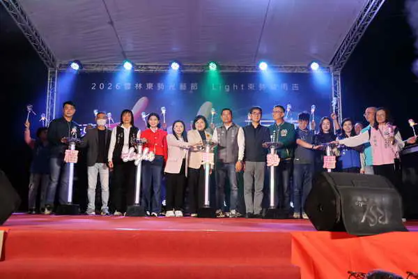 東勢光藝節熱鬧啟燈迎新春 光雕秀點亮公所夜間新地標1