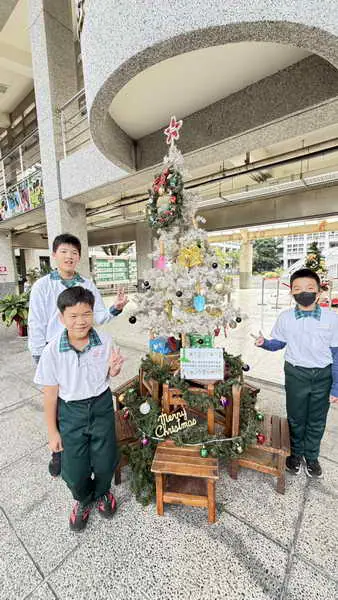 臺中市霧峰區霧峰國小創作 全國獨一無二聖誕樹 向鏟子超人及課桌椅致敬 1