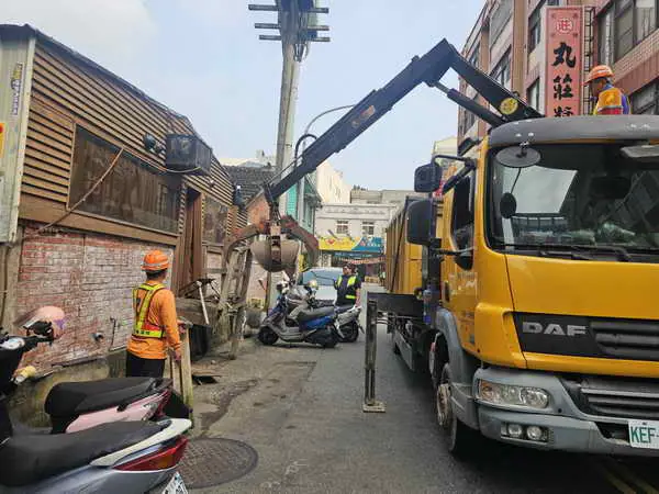斗六警與清潔隊合作清道 共同打造安全順暢行車環境1