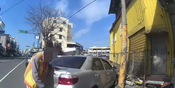 路旁虛弱身影引警關注 即時救援化險為夷