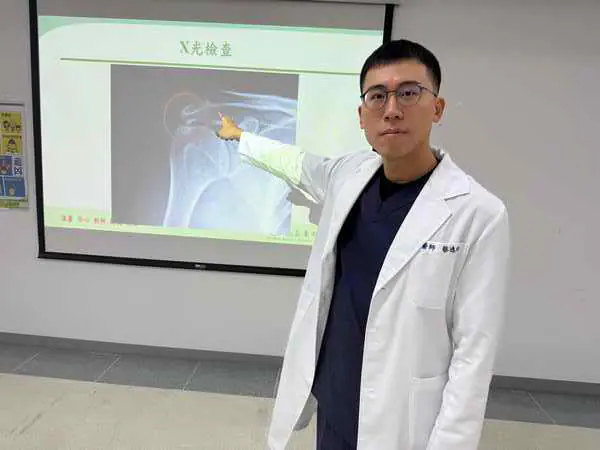 髮型師一覺醒來 右手突然痛到不舉1