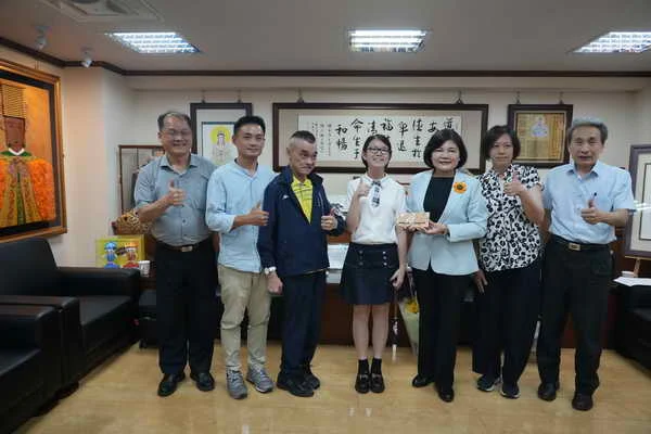 張麗善縣長接見總統教育獎及奮發向上學生 嘉勉學生從逆境淬鍊生命光彩1