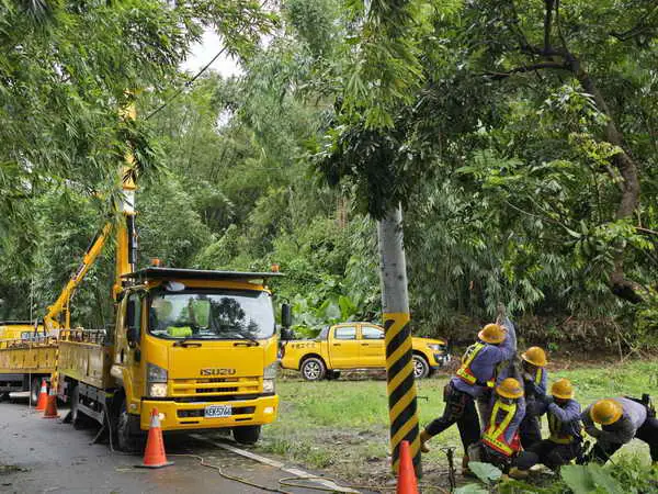 台電前進停電災區全力搶修 已超過八成用戶恢復供電 待樹木清除及路通後持續積極搶修復電