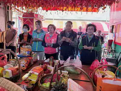 國光里福正宮尾牙吃平安圓 延續40年書法送春聯暖人心