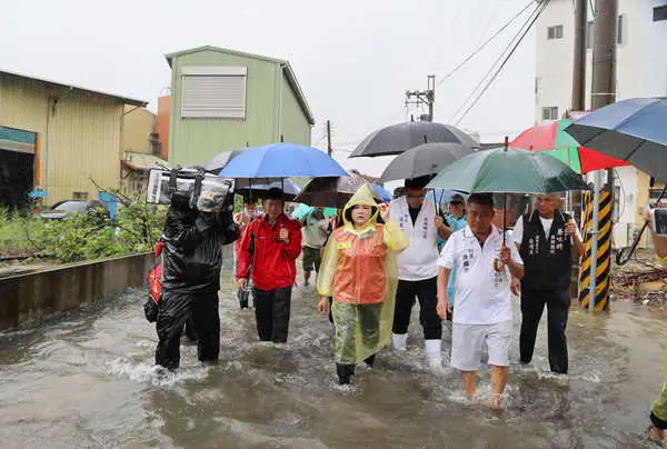 豪雨導致雲林縣內多處積淹水 張麗善縣長率隊勘災1