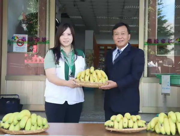 香蕉交心暖在心 感恩月關懷活動1