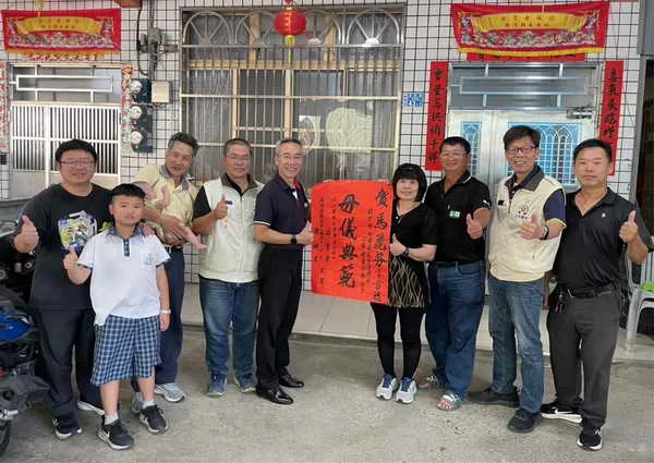 溪湖鎮後備軍人輔導中心致贈紅榜 慶賀模範母親殊榮1
