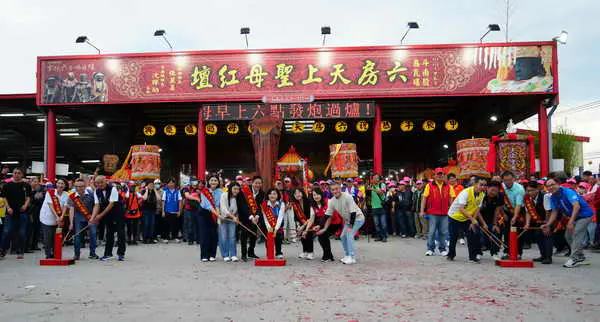 六房媽熱鬧過爐 成千上萬信徒隨行祈福1