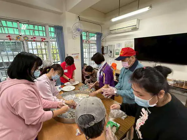 草屯療養院附設北勢里日照中心冬至暖心團圓 攜手長者搓養生五行湯圓迎佳節1