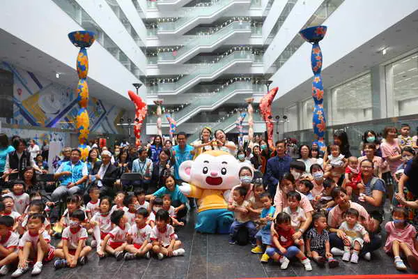 中市發禮袋邀親子共讀 文化局長1