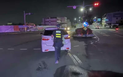 夜間汽車拋錨路中 斗六暖警即刻救援