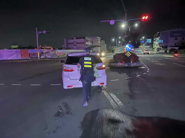 夜間汽車拋錨路中 斗六暖警即刻救援