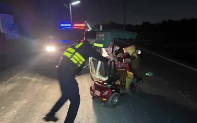 電動代步車路中拋錨 斗六暖警即時協助護送婦人返家