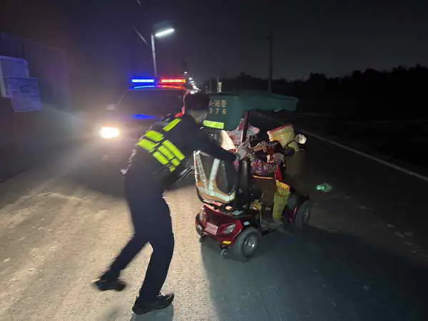 電動代步車路中拋錨 斗六暖警即時協助護送婦人返家1