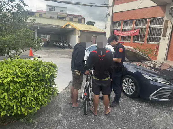 友善助人不分國籍 斗六警協助移工完成共享單車設定1