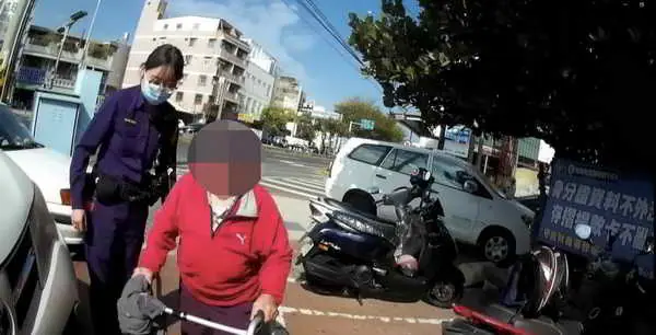 老婦獨坐分隔島險象環生 斗六警即時伸援助返家1