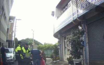老婦路倒街頭險象環生 斗六警即時守護獲民眾讚許