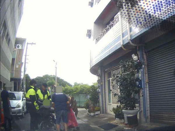 老婦路倒街頭險象環生 斗六警即時守護獲民眾讚許1
