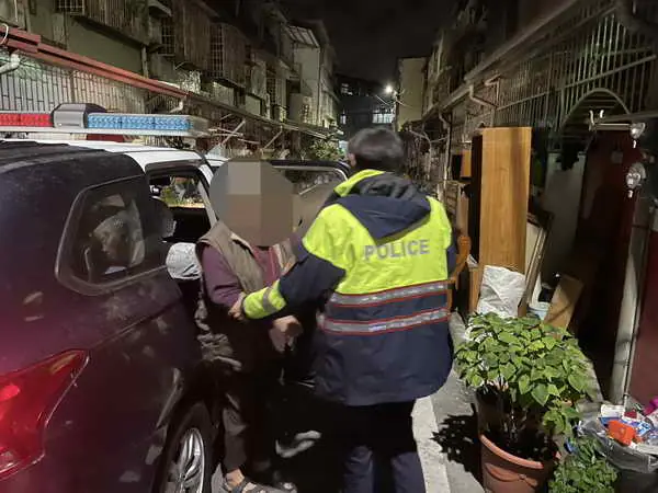 深夜街頭一抹暖光 斗六警守護迷路老婦安全回家2