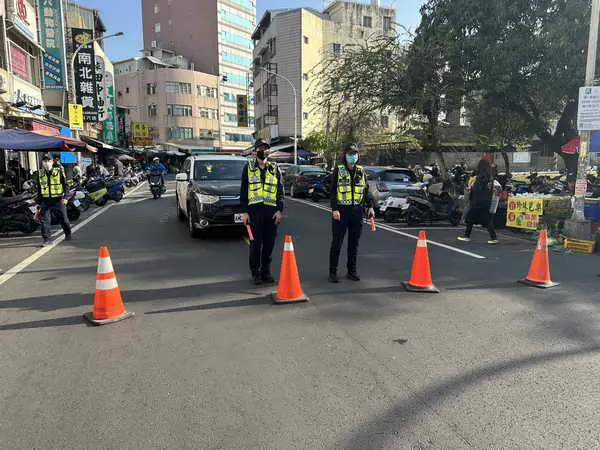斗六西市場年貨大街湧人潮 斗六警強化交管確保順暢1