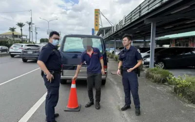 烈日當頭車拋錨 斗六警揮汗合力推車排除險象