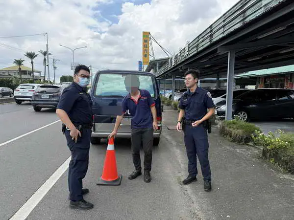 烈日當頭車拋錨 斗六警揮汗合力推車排除險象1