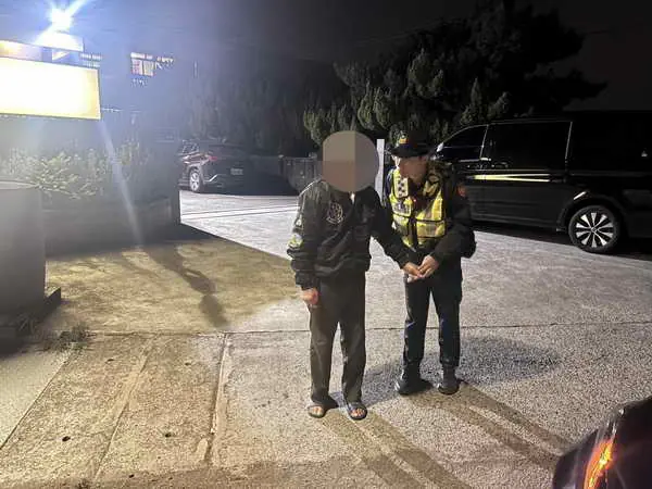 夜風中迷途的身影 斗六警暖心守護回家路