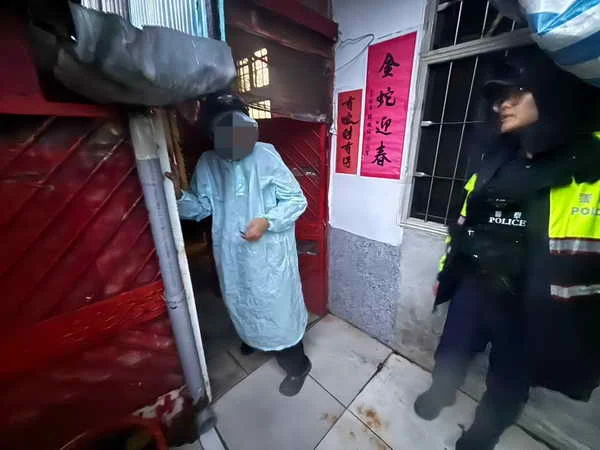 巡邏發現老翁受困路中 斗六警暖心護送平安返家