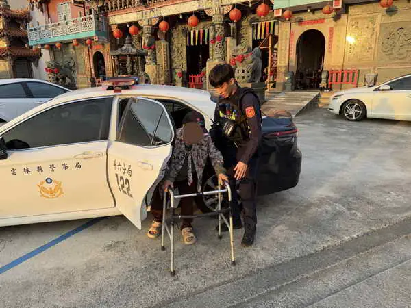 迷失在街頭的回家路 斗六警溫柔牽起長者的手