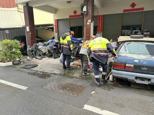 占道亂象改善 斗六警聯手清潔隊清道