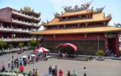 位於斗六新興宮多日來之籌備志工之協助包香包擲筊祈福今其製作之午時水 是遵循古法製作,午時(11點)一到,開始裝水,並上香稟報