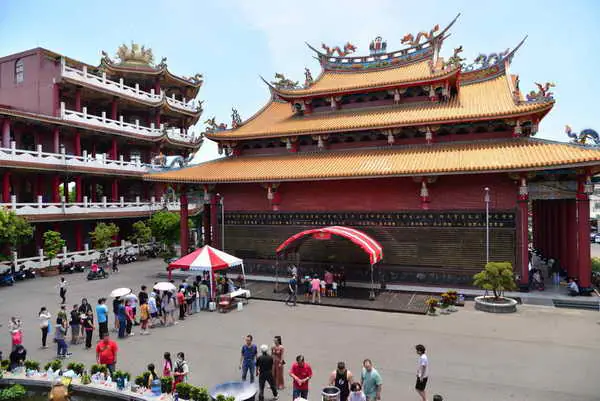 位於斗六新興宮多日來之籌備志工之協助包香包擲筊祈福今其製作之午時水 是遵循古法製作1