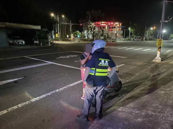 八旬老嫗半夜迷航 暖警一路護送返家1
