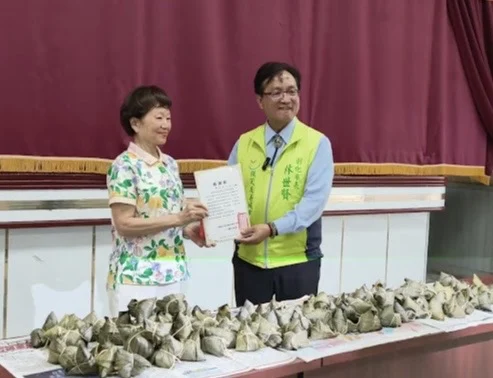 端午節前關懷弱勢 林世賢贈加菜金與愛心粽1