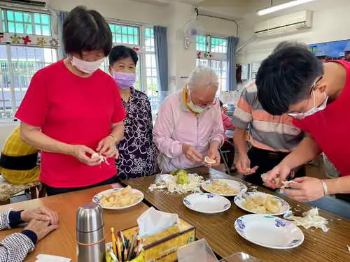中秋傳情 柚香飄溢傳遞幸福滋味  草屯療養院附設北勢里日照中心溫馨團圓迎佳節