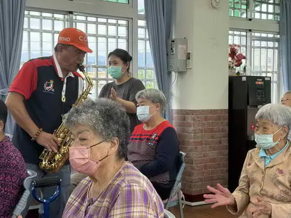 衛生福利部草屯療養院附設北勢里日照中心 潤六月・樂齡風華起 薩克斯吹奏愛與精彩人生2
